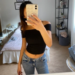 Svart off-shoulder tröja h&m - Off-shoulder tröja från h&m. Superfin till blå eller vita jeans. Är i bra skick. Kan mötas upp eller frakta. Frakten kostar 26 kr.