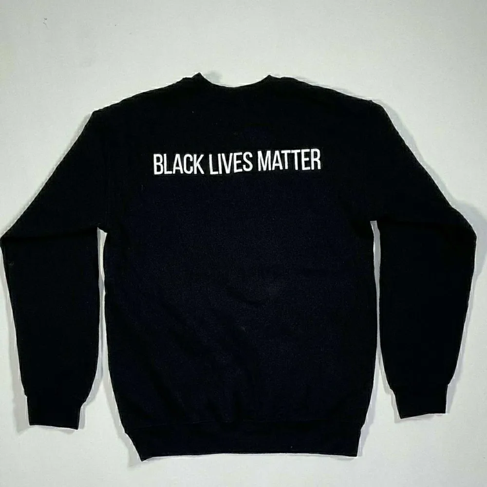 Wisconsin law school på framsidan med black lives matter på baksidan. Tröjan är i okej skick. . Hoodies.