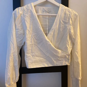 Tröja - Vit ”skjorttröja” från Only. Köpt för ca 3 år sedan men inte använd så mycket. Smutset på kanterna och på lappen är smink, men jag tvättar ju såklart den innan leverans. 💗💗