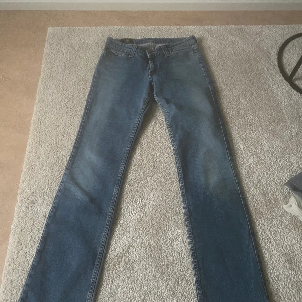 Love waisted jeans ifrån Lee. I ganska nyskick, ej använt mycket.. Jeans & Byxor.