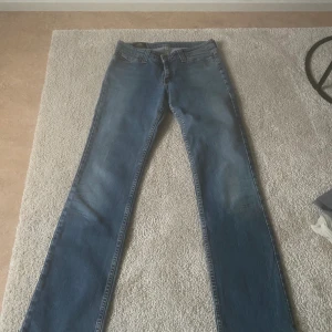 Jeans i strl S - Love waisted jeans ifrån Lee. I ganska nyskick, ej använt mycket.
