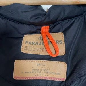 Parajumper vintejacka - Parajumper vinter jacka, färg svart, storlek S passar M. Väldigt varm och skön. 
