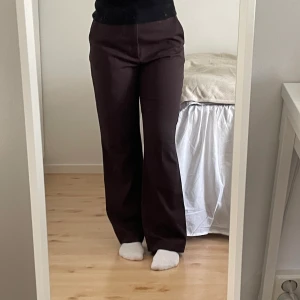 Bruna kostymbyxor - Raka kostymbyxor från Lindex som nästan aldrig är använda. Uppsydda själv för att passa min längd, jag är 161cm