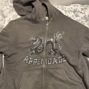 En Rhineston hoddie från APPENDAGE - En sällsynt rhinestone hoddie som är limited edition släpptes bara ett par fåtal när dom droppades!