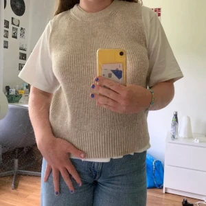Stickad väst  - Beige stickad väst från Vero Moda 🥥 Säljer för 80kr + frakt 🐚 Vid frågor eller önskemål om fler bilder är det bara att höra av sig 