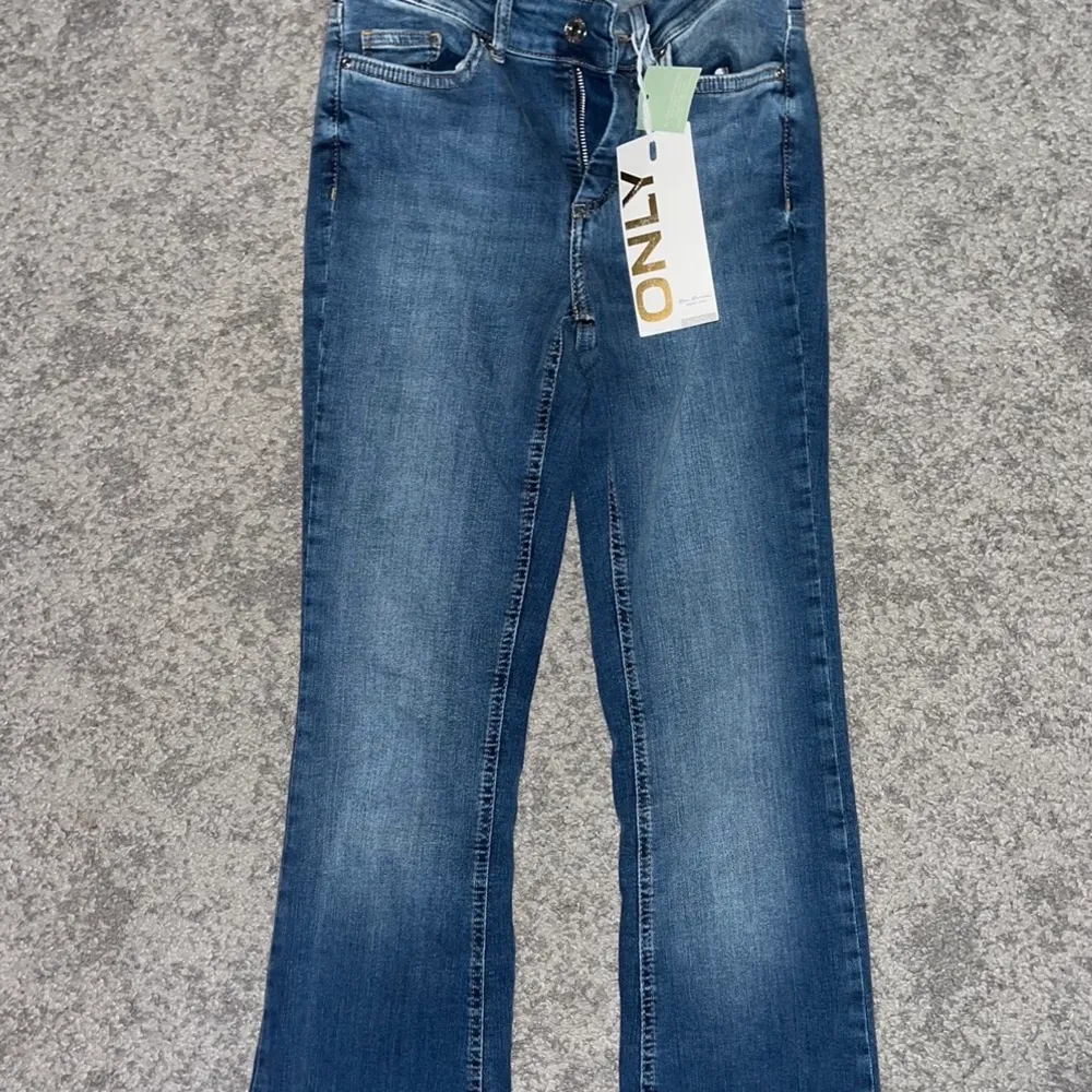 Midwaist jeans från only. Aldrig använda då lappen finns kvar. Säljer då dom var lite för långa för mig. Nypris 500kr säljer för 300kr ❤️. Jeans & Byxor.