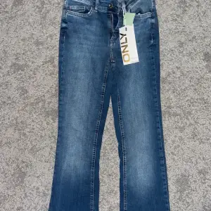 Midwaist jeans från only. Aldrig använda då lappen finns kvar. Säljer då dom var lite för långa för mig. Nypris 500kr säljer för 300kr ❤️