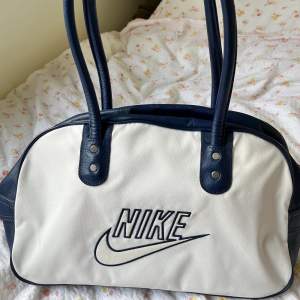 Jättefin Nike väska som är blå, vit och röd inuti. Säker pga kommer inte till andvändning, nästan aldrig andvänd🫶🏼säljs för 300 + frakt på 66kr!
