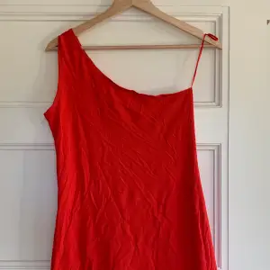 En kort röd klänning ifrån HM storlek 38/Medium. Den är one shoulder, aldrig använd. 100kr + frakt (cirka 50 kr) 