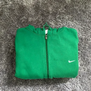 Nike zip Hoodie - Snygg nike zip hoodie. Storlek L. I använt skick. Om du har en fråga är det bara att ställa den i dm🙂
