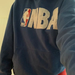Nba hoodie - Super snygg blå Nike nba hoodie. Äkta. Säljer eftersom den inte används. Defekt:en liten fläck på fickan av nagellim, därav det låga priset. Syns inte alls när man viker upp den❤️❤️
