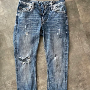Crocker jeans - Balla lågmidjade jeans men ett hål i knät!!
