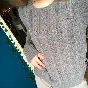 Grå stickad tröja  - Stickad tröja med Bondelid-märke, aldrig använd. Lite tightare i ärmarna än vad jag föredrar så därför säljs den, men verkligen superfin och perfekt nu till hösten! 🫶🏻Kontaka mig vid intresse!