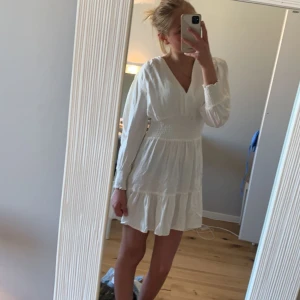 En klänning och en blus - Klänningen är från zara och är använd 2 gånger, gillar inte hur den sitter på mig, den blå blusen är använd 1 gpng ich gillar inte heller hur den sitter på mog