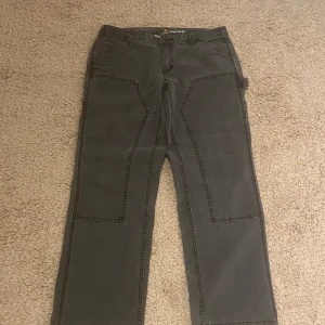 Carhartt jeans - Ett par riktigt snygga Carhartt jeans! Dem är aldrig använda och dem har inga skador eller märken. Säljer dem för att dem är lite för stora för mig!😊