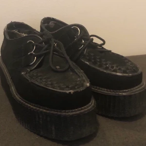 Demonias - Demonias creepers i storlek 37 som tyvärr är för små för mig ( jag har storlek 39).  Köpte dem second hand så dem är rätt slitna men bra pris då dem kan kosta över 800kr i butik.  Skriv gärna för fler bilder!