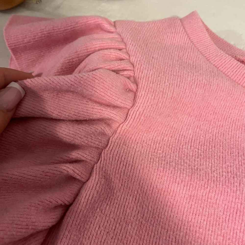 Säljer nu min rosa volang tröja då den inte kommer till användning längre. Som ni ser på bild nummer 3 så har materialet blivit som handduksmaterial pågrund av att jag har tvättat den därav priset. Tröjor & Koftor.