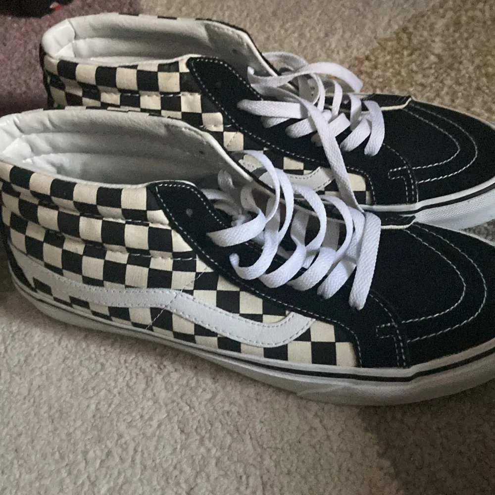 Vans sk8-hi storlek 43  Nästan helt nya har bara använt dom en gång  Kontakta mig om du vill att jag ska skicka fler bilder eller har frågor . Skor.