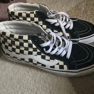 Vans Sk8-hi - Vans sk8-hi storlek 43  Nästan helt nya har bara använt dom en gång  Kontakta mig om du vill att jag ska skicka fler bilder eller har frågor 