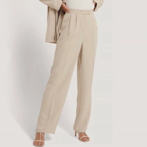 Beiga byxor  - Beiga kostymbyxor från Nakd säljs i strl 36. Endast använda en gång.  Fraktar endast och köparen står för frakten  Frågor eller funderingar? Skicka ett meddelande!🤍