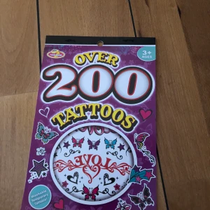 Tatueringar - 200 tatueringar! Osäker om jag har använt eller ej. Frakt tillkommer på 14kr.