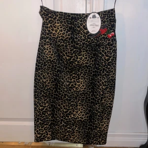Leopardkjol - Midikjol. Nypris 450. Prislapp är kvar. Aldrig använd ✨storleken är m
