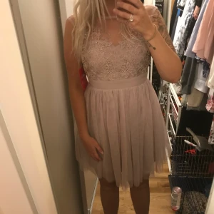 Balklänning storlek 38 NY  - Jättesöt balklänning med utsmyckad spetsöverdel och tyllkjol i storlek 38. ALDRIG ANVÄND - PRISLAPPAR KVAR! Köpt inför ett bröllop som blev inställt i coronatider. Nu säljer jag den då den tyvärr blivit för stor. Nypris 1199kr.