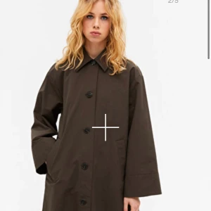 Monki jacka - Vattenavvisande kappa i brun förg från Monki, lagrar alla outfits väldigt fint 🌷Är fortfarande i nyskick- nypris: 700kr. 🤍 