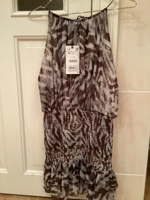 Zara Klänning  - Helt ny Zara klänning i storlek M. Nypris 499 kr.