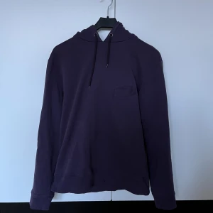Lhomme rouge - Lila hoddie i fint skick! Storlek L 50 men sitter mer som en Medium tycker jag!