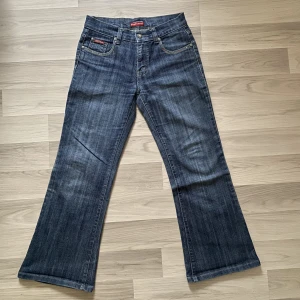 Bootcut jeans - Midjemått: 37cmx2   Innebenslängden: 70 cm 