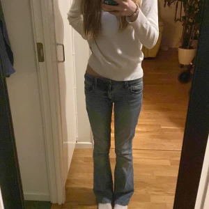 Bootcut Jeans. American Eagle - Låg midjade bootcut jeans från american eagle. Andvänd få antal gånger och i bra skick. Vet inte riktigt vad det är för storlek. Men skulle säga att den är storlek S men passar som M.❤️Orginaltrogen priser var 500kr. 