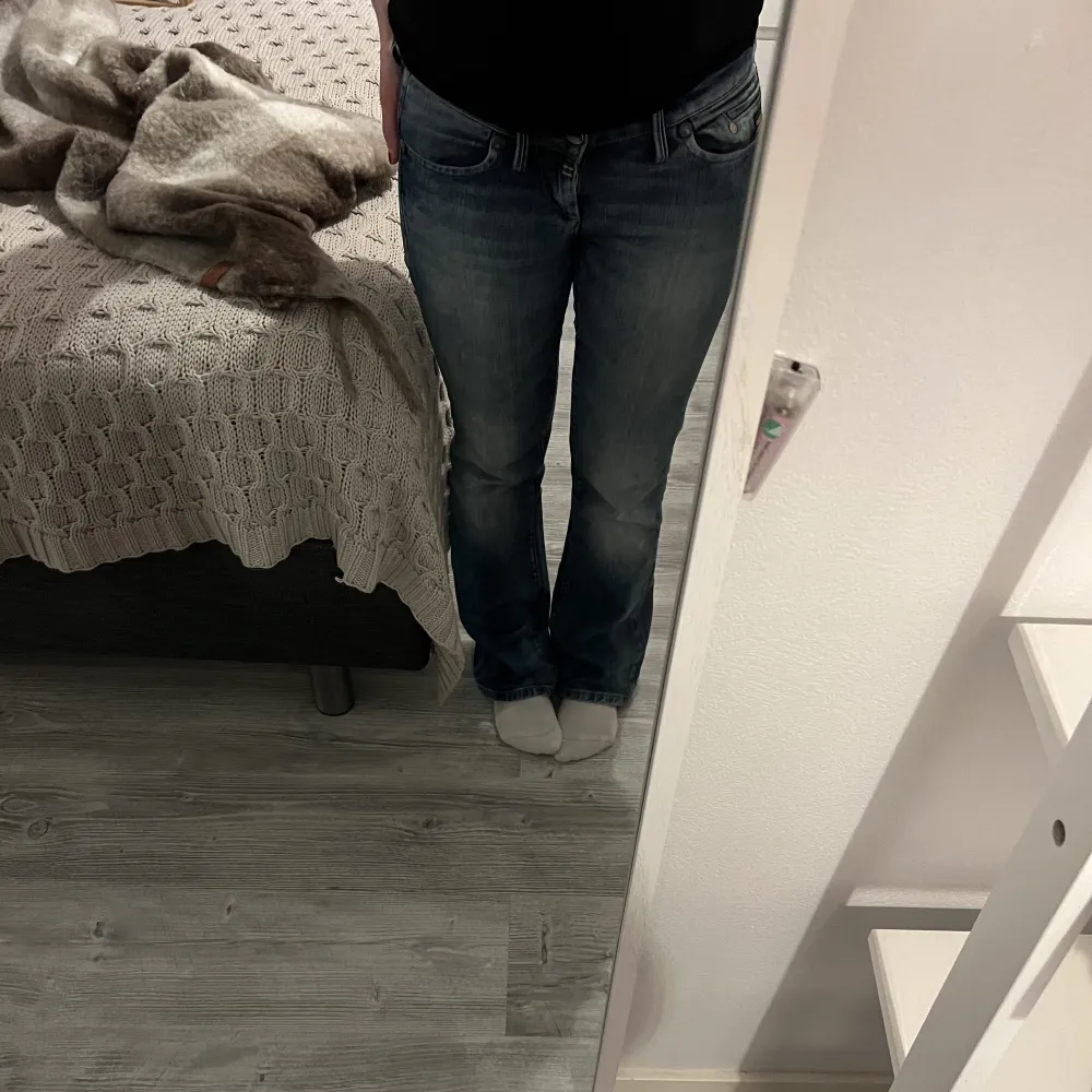 bootcut g-star jeans köpta på pre-owned! är i bra skick och inga synliga skador! MÅTT: midja 79 och innerben 75. vid frågor skriv! om många intressen blir det budgivning! köpare står för frakt!. Jeans & Byxor.