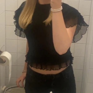 Blus - Säljer denna söta blus från zara i nyskick. Materialet är typ tyll på ärmarna och stickad på ”mitten”. 🥰