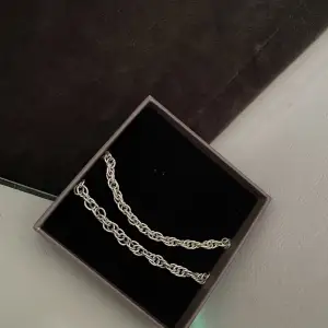 Säljer dessa två i ett, äkta silver. Halsbandet är ca 40cm och armbandet är 18cm.  