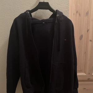 Hilfiger zip hoodie - Hilfiger zip hoodie Strlk M Liten i modell så passar nog dig bättre med strlk S Använd men i mycket gott skick