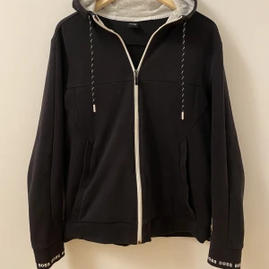 Hugo Boss tröja - Säljer nu denna boss tröja i ett mycket bra skick.