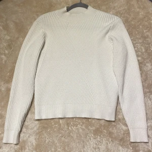 vit tjocktröja - Vit tjocktröja från na-kd i storlek Xs passar som mer som S då den är väldigt stor i storleken 
