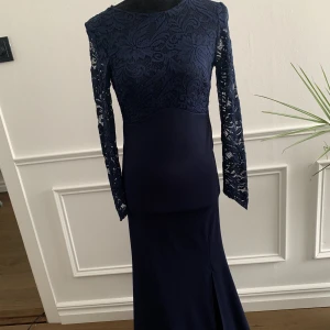 Balklänning  - Balklänning med mycket fina detaljer. Använd 1 gång 