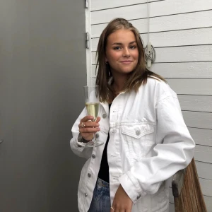 Vit jeansjacka från H&M - Fin vit oversize jeansjacka från H&M i lite grövre material. Strl 34 Nypris 399kr