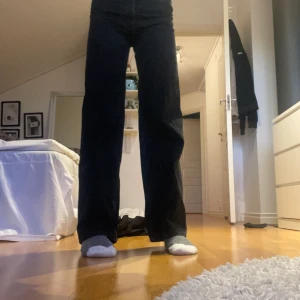 Jeans - Säljer ett par fina jeans från Monki. Modellen heter Yoko, stolek 25, passar mig i längden som är 1.65. Använda men i bra skick. Fri frakt!!💕