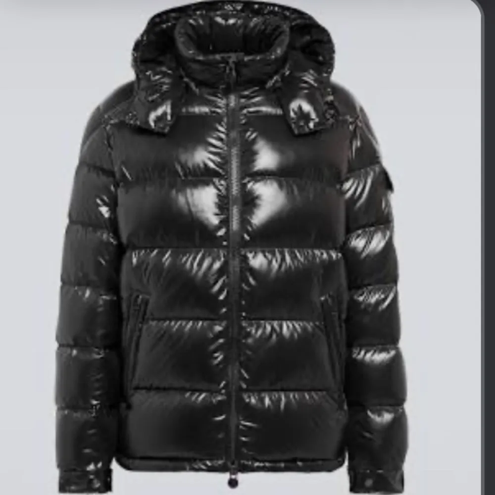 Hej! Säljer en Moncler maya som jag skulle vilja bli av med för o köpa andra saker. Skicket är 10/10 knappast något fel med jackan knappast använd. Priset är inte hugget i sten. Storlek 2. Övrigt.