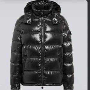 Moncler maya - Hej! Säljer en Moncler maya som jag skulle vilja bli av med för o köpa andra saker. Skicket är 10/10 knappast något fel med jackan knappast använd. Priset är inte hugget i sten. Storlek 2