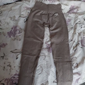 Gymshark set - Säljer mina Gymshark leggings då de blivit för små för mig. Säljer även toppen. Storlek S på tightsen och xs på toppen