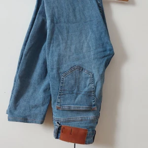 strait jeans - Low waist jenas. Knappt använda då jag beställde dem i en för liten storlek för flera år sedan. Snygg passform 