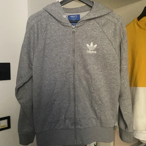 Adidas zip - Den är köpt på beyond retro för ca 1 månad sedan, använd en gång. Säljer pga fel storlek. Inga fläckar eller defekter. Skick 10/10. Storlek s men funkar också som xs.