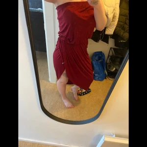 Vinröd långklänning med slits - Storlek L Använd 1 gång Är resår i midjan så du kan ha den hur du vill.  Skicka gärna prisförslag till mig