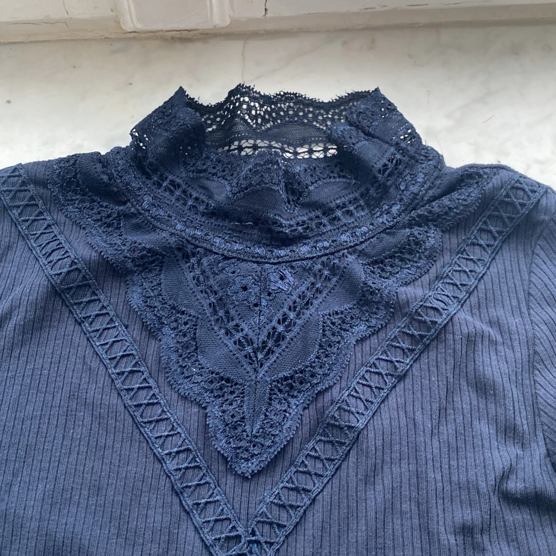 Tun mörkblå tröja med detaljer  - 90