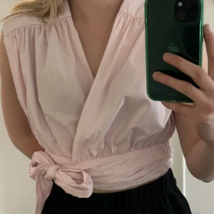 Rosa omlotttopp - Superfin rosa omlotttoppsom man knyter på sidan. Superbra skick. Endast använd någon enstaka gång. 250kr + frakt 📦❤️‍🔥