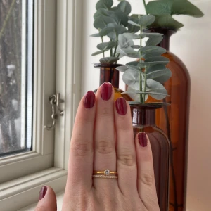 Guldpläterad ring  - Guldpläterad ring som aldrig kom till användning! Prislappen sitter kvar och den är helt oanvänd utan slitage! Nypris 349kr, mitt pris 100 kr! För fler bilder skriv privat💕 strl 19